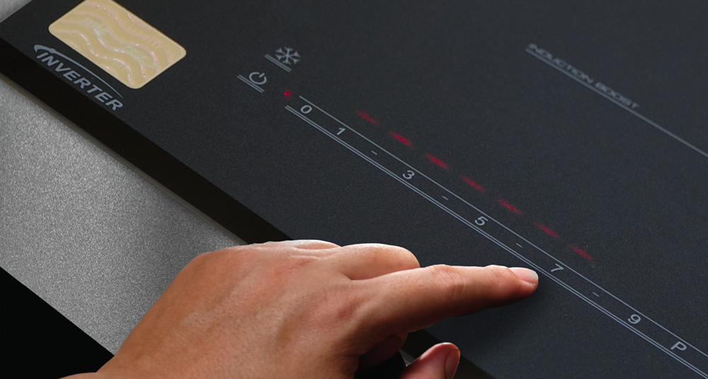 Bàn phím chạm, thao tác mượt mà trên bếp từ EH-DIH361 PRO