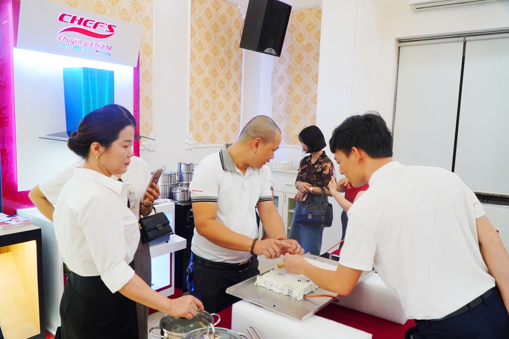khách hàng tìm hiểu công nghệ trên các sản phẩm chefs