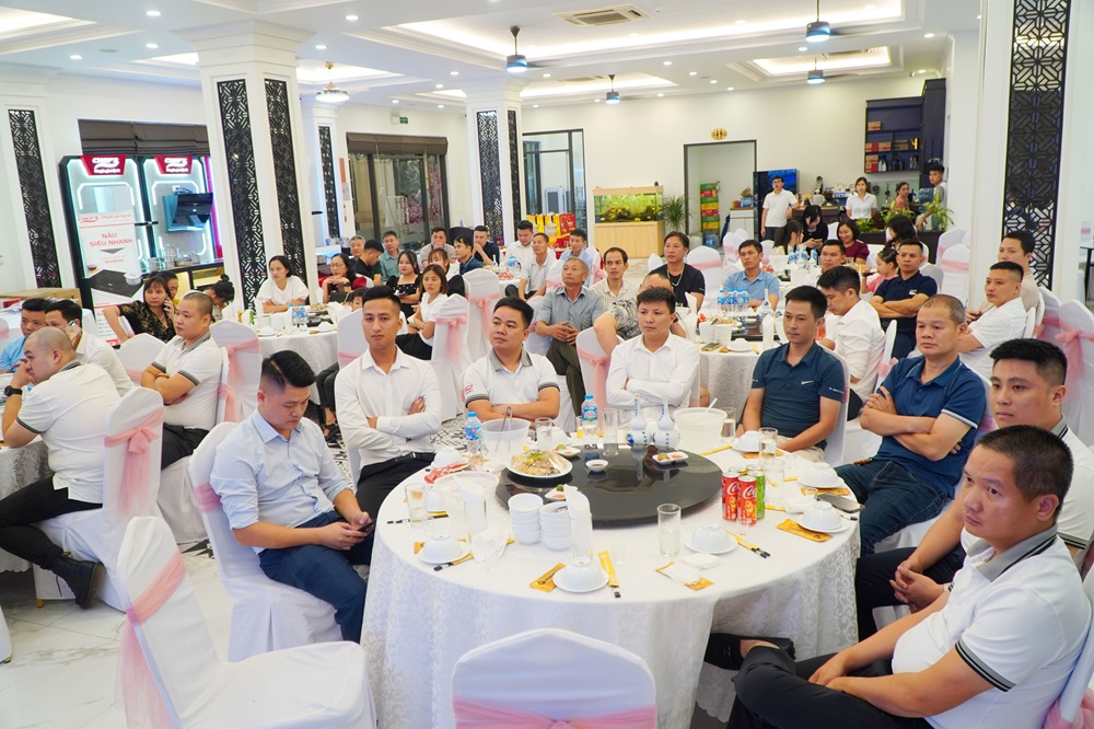 khách hàng tìm hiểu về công nghệ trên các sản phẩm chefs