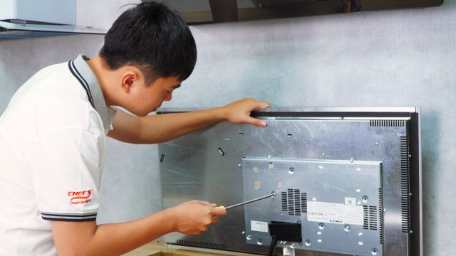 nhan-vien-ky-thuan-sua-bep-tu