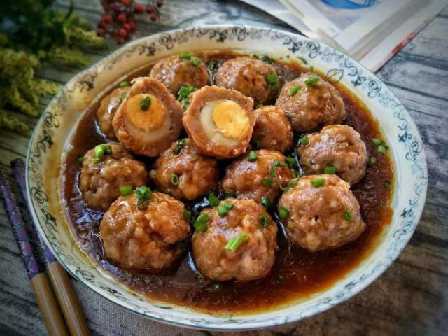 Thịt băm nhân trứng cút bằng bếp từ Chef’s