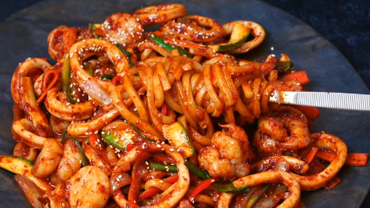Mì udon xào hải sản
