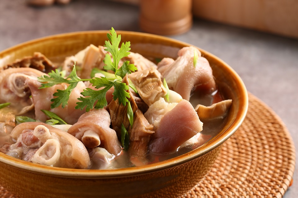 Móng giò nấu canh măng