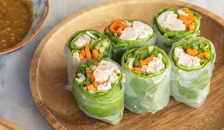 Nem tươi cuốn tôm và bông hẹ