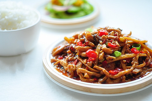 Thực hiện món thịt sốt măng nấm trên bếp từ Chef’s EH-DIH330