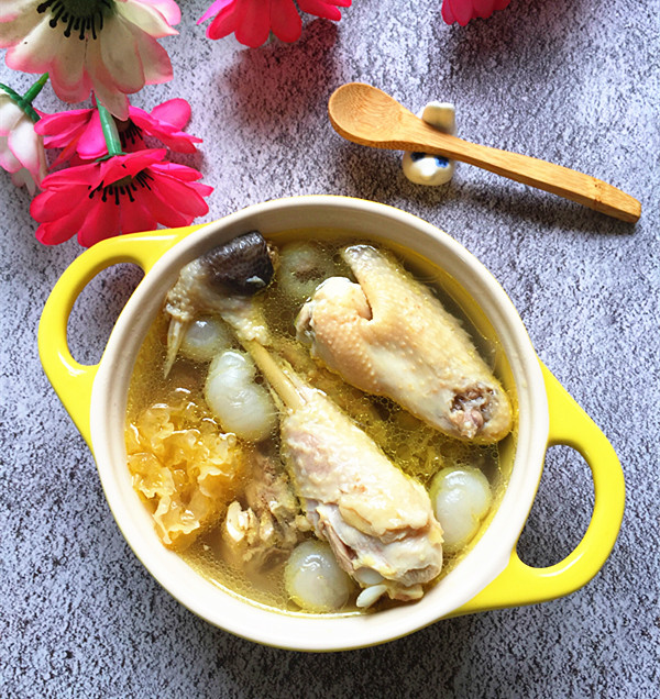 Canh gà nấu hạt sen long nhãn trên bếp từ inverter