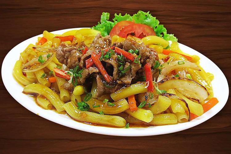 Món nui xào kim chi trên bếp từ EH-DIH330