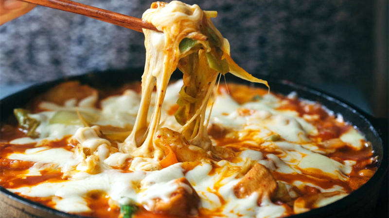 Cùng Chef’s làm món gà phô mai Hàn Quốc