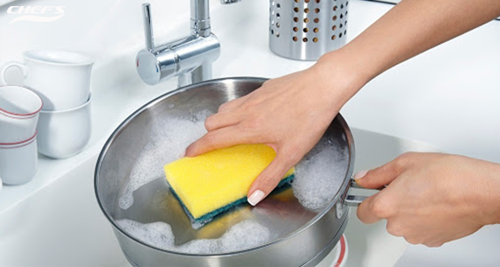Vệ sinh bằng nước ấm và xà phòng
