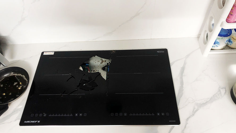 mat-kinh-bep-tu-bi-vo-gay-nguy-co-ro-dien