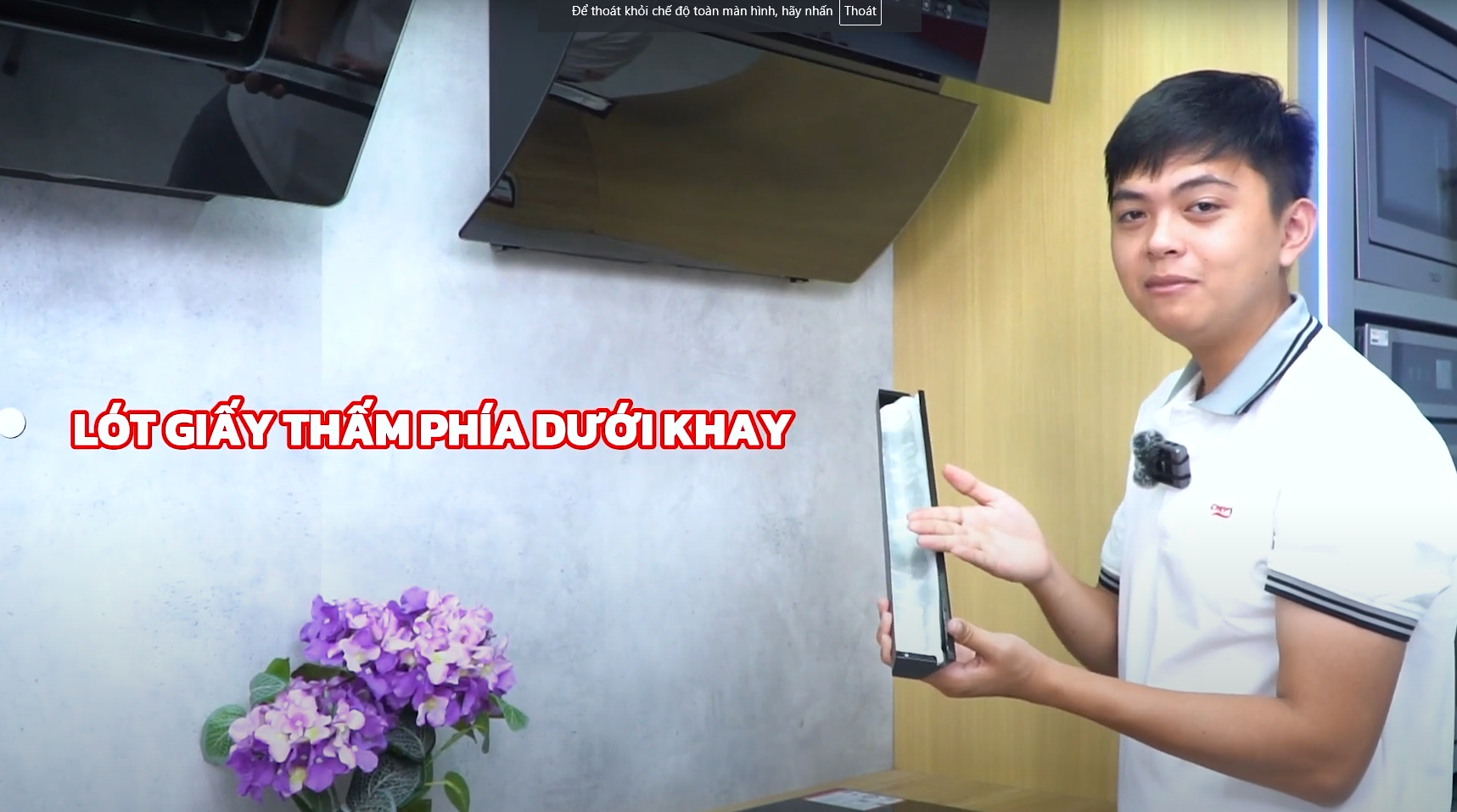 Lót giấy thấm dầu vào khay hứng dầu