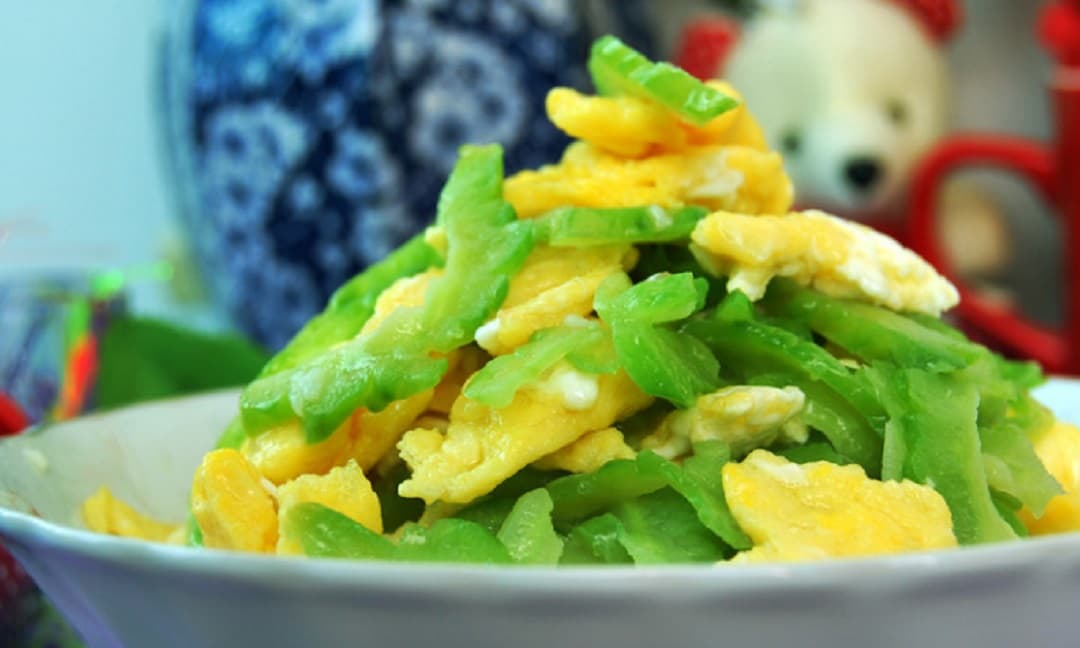 Hướng dẫn cách làm mướp đắng xào trứng thanh nhiệt cho mùa hè