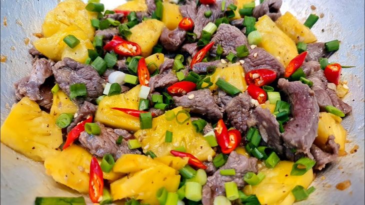 Cách làm thịt bò xào dứa ngon mát cho ngày hè nóng nực