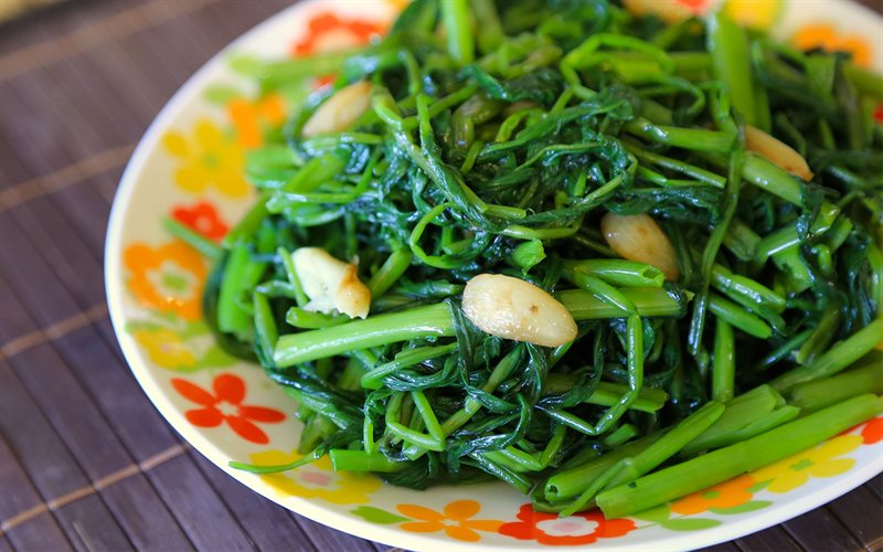 Cách làm rau muống xào tỏi ngon như ngoài hàng